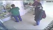 Vídeo: Cliente é assaltado por dois homens em casa lotérica