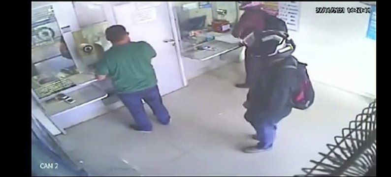 Vídeo: Cliente é assaltado por dois homens em casa lotérica