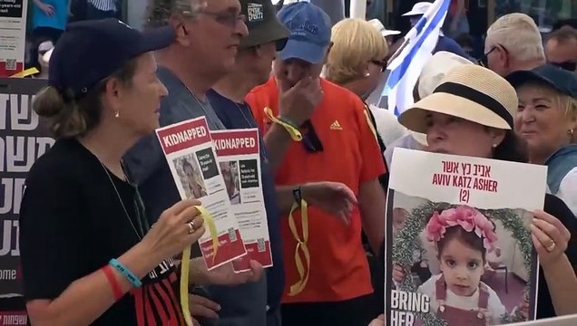 شاهد: تظاهرة لعائلات الرهائن الإسرائيليين لدى حماس في تل أبيب