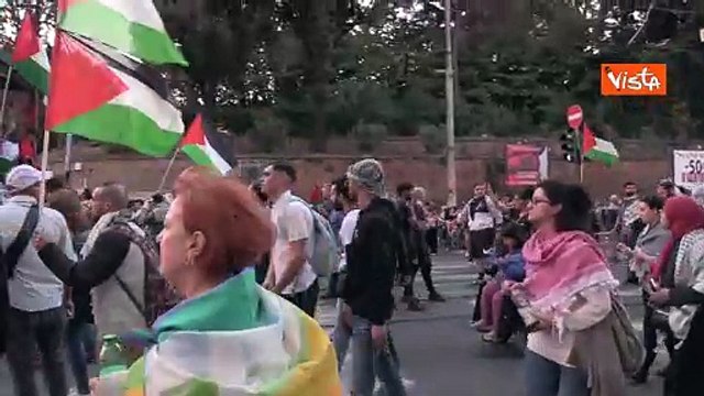 Fermiamo il Governo e la guerra , ecco i cartelli alla manifestazione per la Palestina a Roma