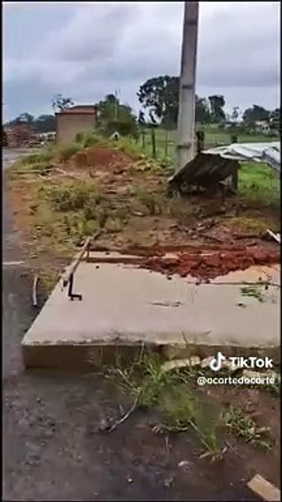 Vídeo: Tornado assusta moradores de cidade do Paraná; vento tombou caminhão