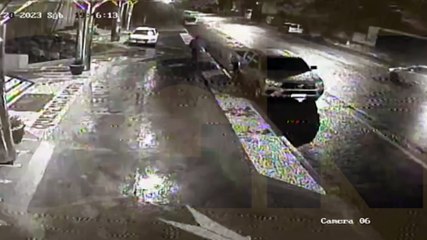 Câmera flagra acidente entre carro e moto na Rua Treze de Maio