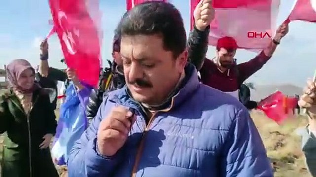 À L'ANNIVERSAIRE DE LA RÉPUBLIQUE, ILS ONT ESCALADE LA MONTAGNE YAHNI À 2254 ALTITUDES ET LANCÉ UN DRAPEAU TURC GÉANT.