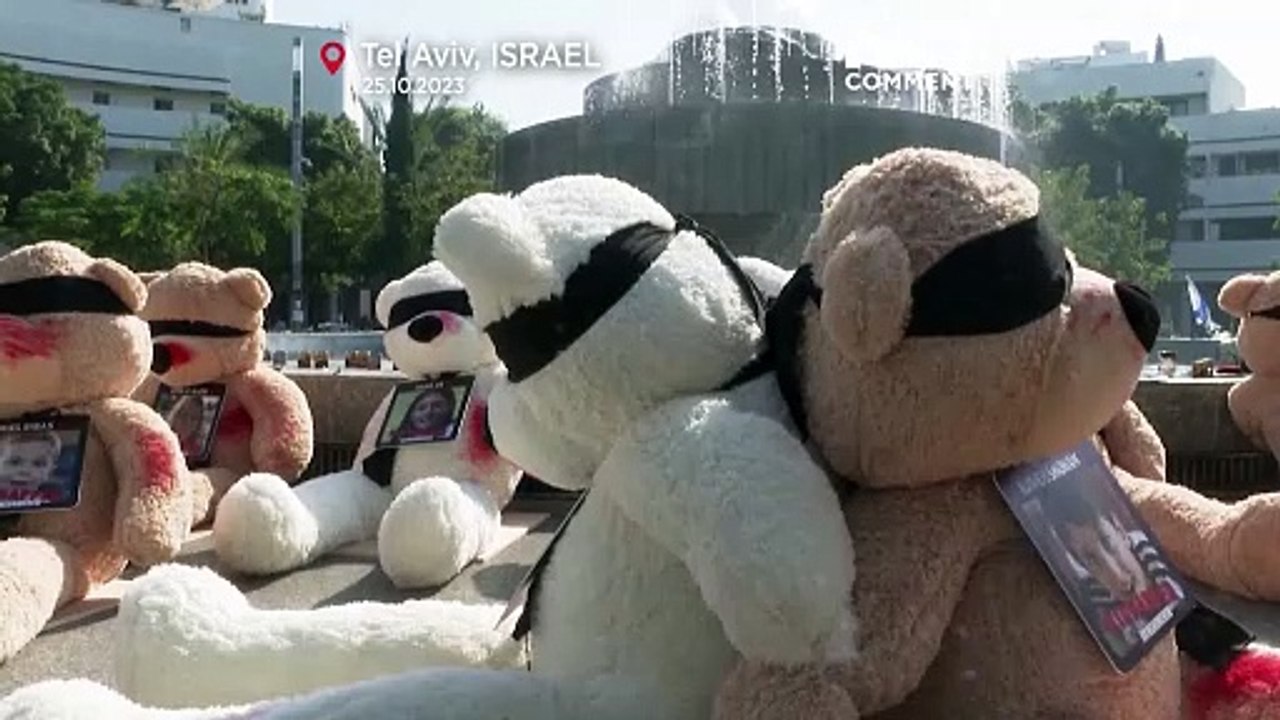 Teddybären in Tel Aviv erinnern an von der Hamas nach Gaza verschleppte Kinder
