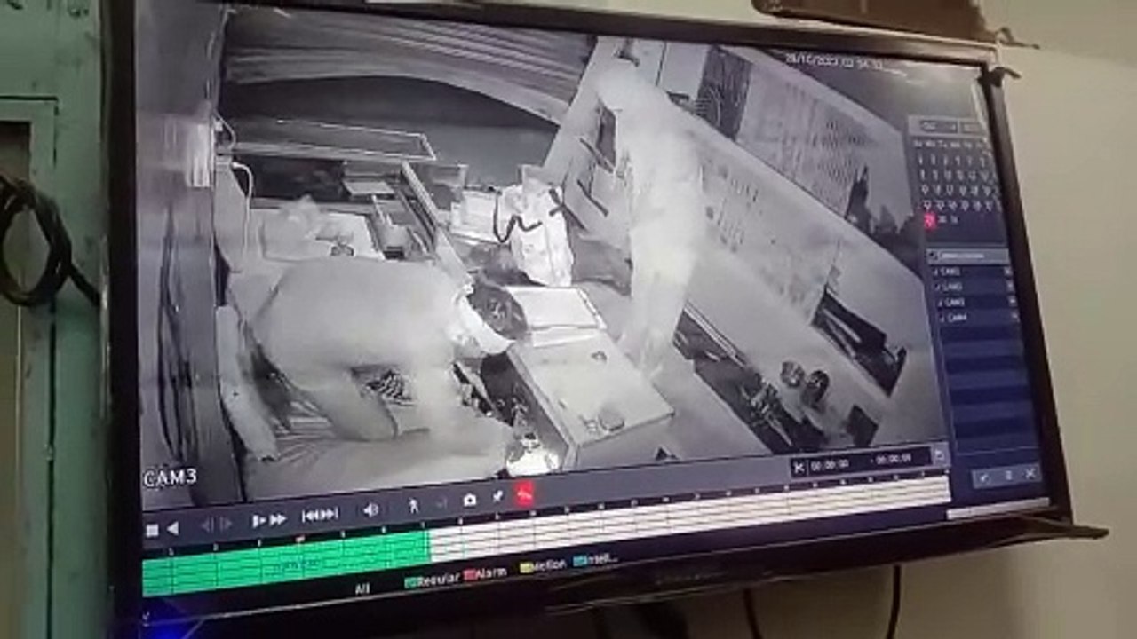 ज्वैलरी शॉप में चोरी : चोरों ने दुकान का शटर तो...
