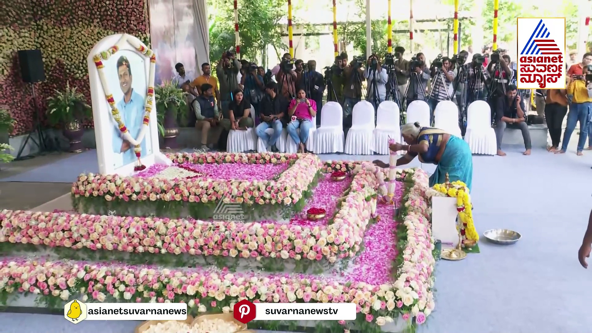 ಅಪ್ಪು ಸಮಾಧಿಗೆ ಮಂಡಕ್ಕಿ ಹಾರ ಹಾಕಿದ ತುಮಕೂರಿನ ಅಜ್ಜಿ !