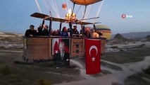 Gökyüzünde Cumhuriyet Coşkusu: 152 Sıcak Hava Balonu Türk Bayrakları ve Atatürk Posterleri ile Havalandı