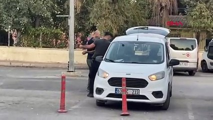 ŞANLIURFA'DA BAYRAK DAĞITAN ZABITA AMİRİ BIÇAKLAYAN ŞÜPHELİ ADLİYEDE