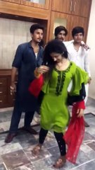 لڑکوں نے کس طرح لڑکی کی گرمی ایک انگلی سے اتار دی سب کے سامنے اب یہ حالات دیکھنے رہ گئے تھے بس