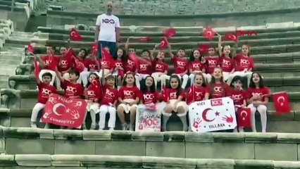 Bergama İlkokulu Öğrencileri Asklepeion'da Cumhuriyet Bayramı Kutlaması Yaptı