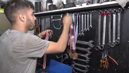 Depremde evi yıkılan milli sporcu Antalya'da otomobil tamir ediyor