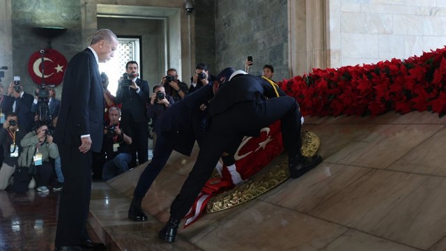 Cumhuriyet’in 100’üncü yılında Atatürk’ün huzurunda