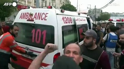 Descargar video: Soccorritori scavano tra le macerie di un edificio colpito da un attacco israeliano a Rafah