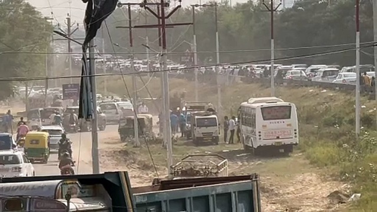 शहीद पथ के सर्विस लेन पर 1 KM लंबा जाम:लखनऊ में...