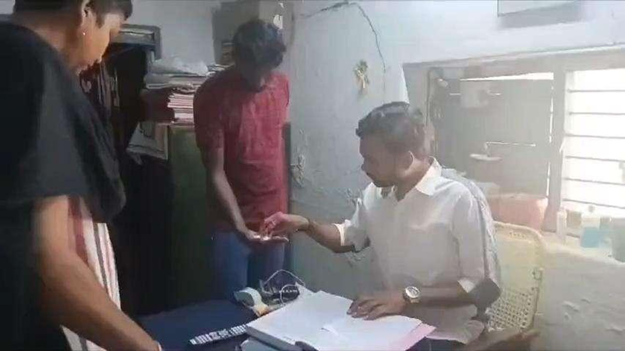 ఏలూరు జిల్లా: నీ పిల్లలకు పెడతావా ఇలాంటి ఆహారం.. అధికారులపై ఫైర్