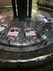 Blitz notturno in centro a Milano: i volantini con i volti degli ostaggi israeliani in mano ad Hamas