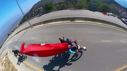 Erzincan'da kayak antrenörü Türk bayrağı açarak Cumhuriyet'in 100. yılını kutladı