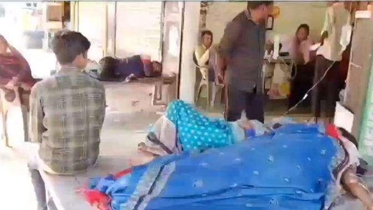 झांसी: एक साथ कई लोग हुए फूड प्वाइजनिंग का शिकार, अस्पताल में लगी भीड़