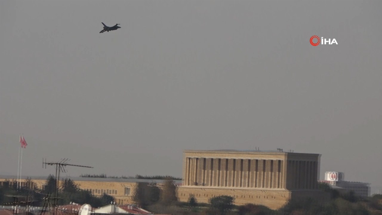 SOLOTÜRK, Anıtkabir ve Başkent semalarında gösteri uçuşu gerçekleştirdi