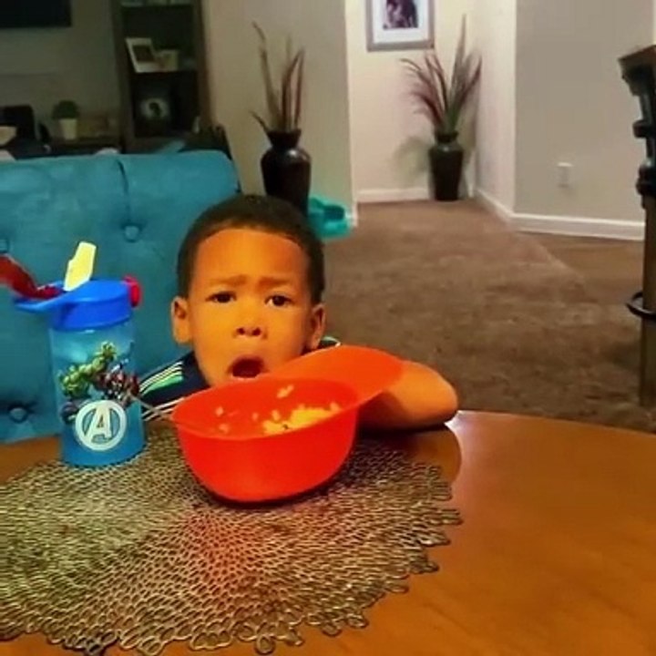 Le visage de ce petit garçon s’illumine lors de l’arrivée surprise de ses grands-parents !