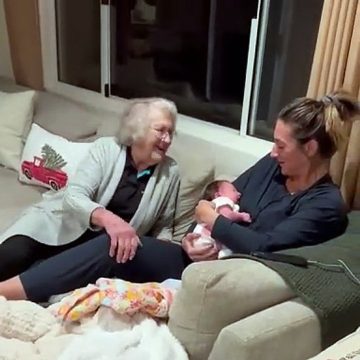 Cette grand-mère rencontre sa petite-fille pour la première fois et apprend avec émotion qu’elle porte son prénom !