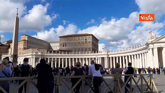 Papa Francesco: Buon pranzo, pregate per me . L'applauso dei fedeli in piazza San Pietro