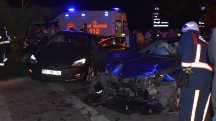 Скачать видео: Alkollü sürücünün otomobili, ışık ihlali yapan araca çarptı