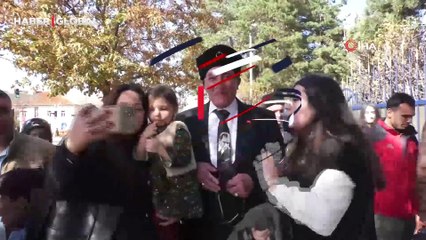 Cumhuriyet Bayramı'nda Atatürk’e benzerliğiyle ilgi odağı oldu
