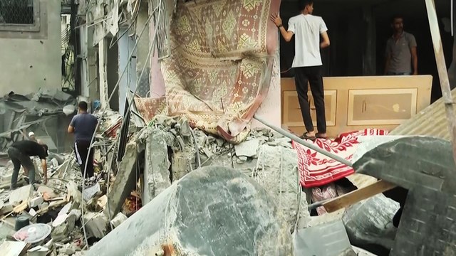 كاميرا الجزيرة تتجول في مخيم النصيرات بعد القصف الإسرائيلي