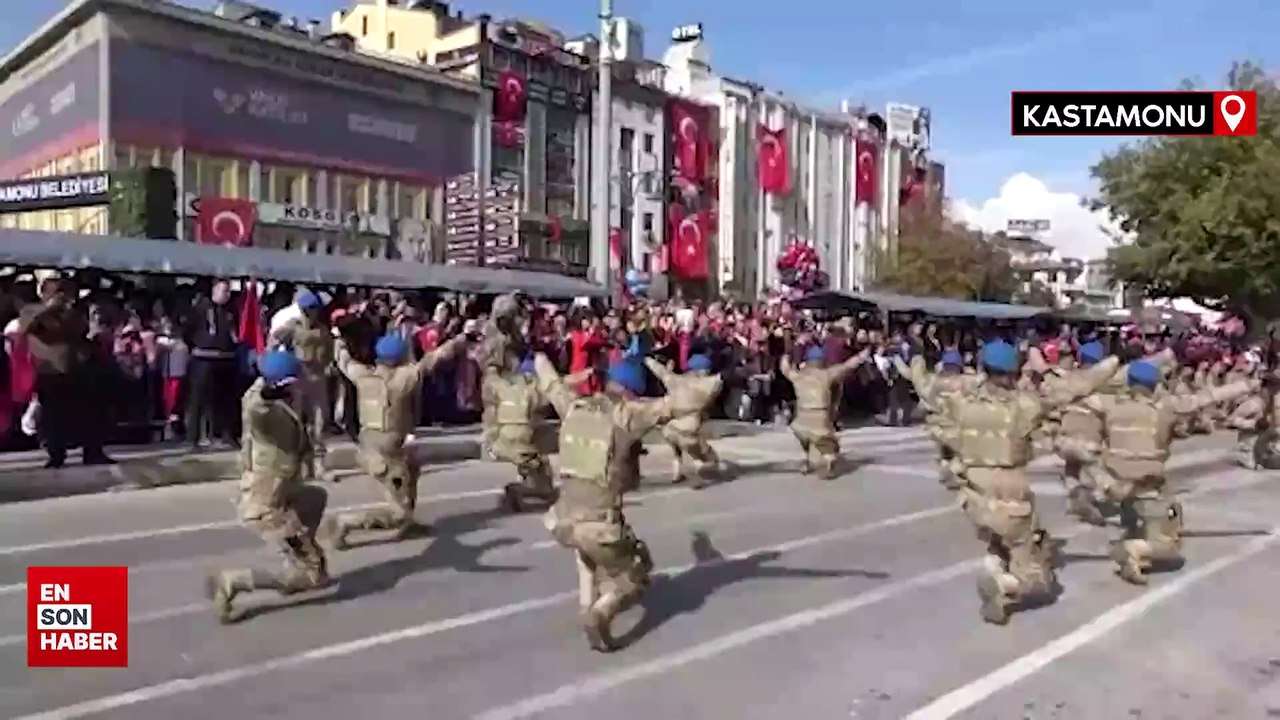 Cumhuriyet Bayramı'nda komandoların zeybek oyunu hayran bıraktı