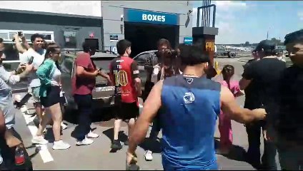 Javier Milei y el carancheo de votos en una estación de servicio