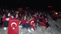 Antalya'da 'Cumhuriyet' coşkusu; Mete Gazoz, sönmeyen ateşle ok yakıp, atış yaptı