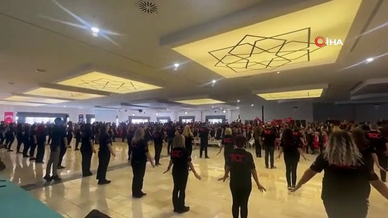 100 enseignants ont joué Sarı Zeybek à l'occasion du 100e anniversaire de la République