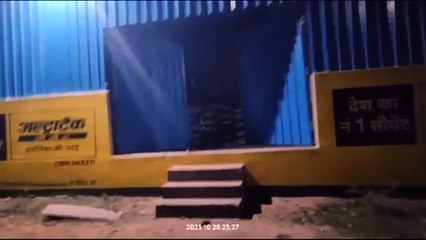 गोदाम से भारी मात्रा में जब्त की गईं साडिय़ां, स्पोट्र्स शूज और बैट, छाते पर लिखा है अमरजीत भगत का नाम