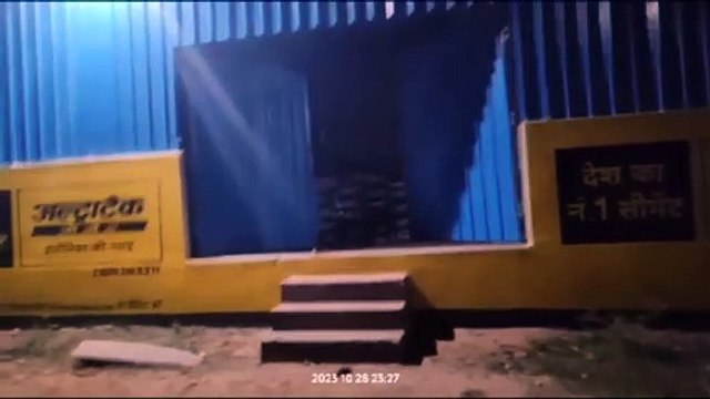 गोदाम से भारी मात्रा में जब्त की गईं साडिय़ां, स्पोट्र्स शूज और बैट, छाते पर लिखा है अमरजीत भगत का नाम