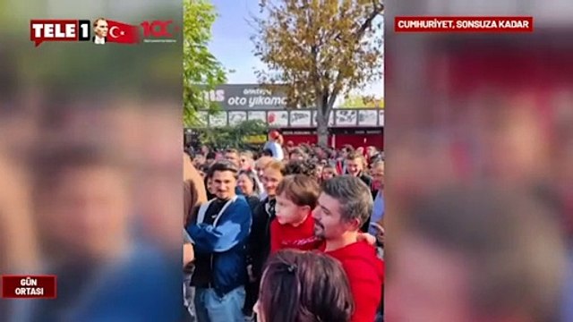 Kendi küçük yüreği büyük! Andımız'ı okutan çocuk alkış yağmuruna tutuldu
