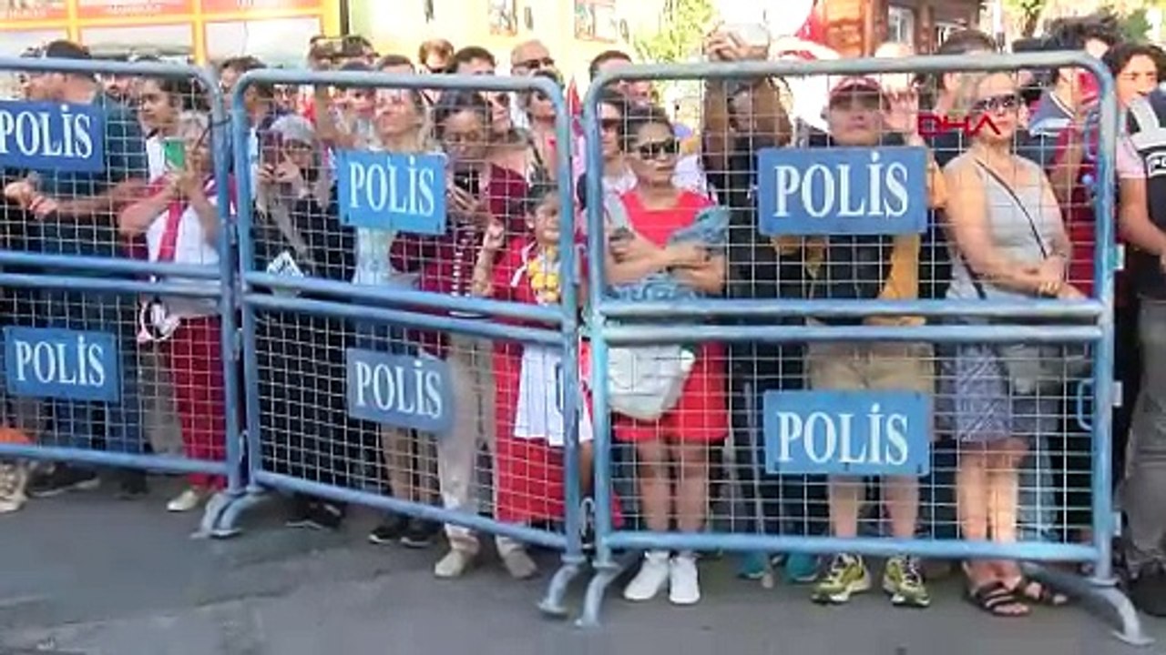 CUMHURİYET COŞKUSU, 100 YILLIK BAYRAĞIN ÖNÜNDE BAŞLADI