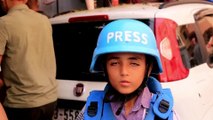 طفل فلسطيني يحلم بالعمل صحفيا ويتدرب في مخيمات النزوح