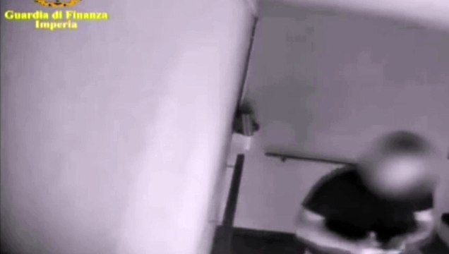 Assenteismo, il vigile timbra il cartellino in mutande