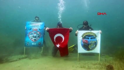 Des plongeurs de Yalova ont célébré le 100e anniversaire de la République en déployant le drapeau turc