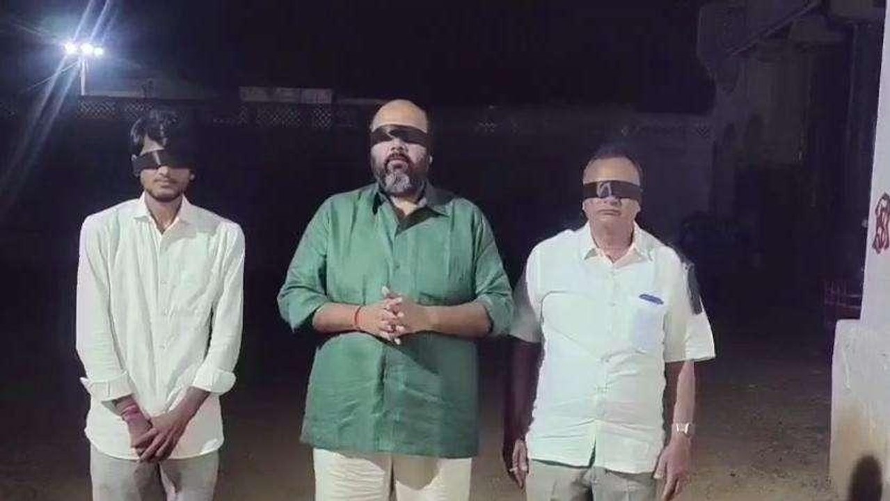 విజయనగరం జిల్లా: బొబ్బిలిలో బేబినాయన వినూత్న నిరసన