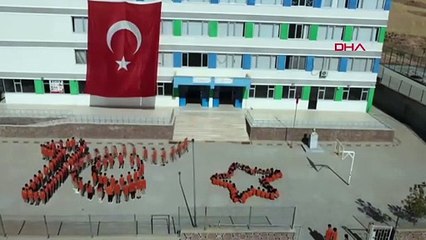 CHORÉGRAPHIE DU 100E ANNIVERSAIRE DES ÉLÈVES DE L'ÉCOLE À LA FRONTIÈRE IRAKIENNE