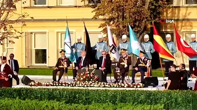 À l'occasion du 100e anniversaire de la République, la marine turque organise une cérémonie de défilé avec 100 navires dans le Bosphore.