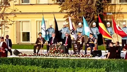 À l'occasion du 100e anniversaire de la République, la marine turque organise une cérémonie de défilé avec 100 navires dans le Bosphore.