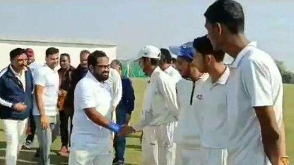 प्रशासन और युवाओं के बीच हुआ क्रिकेट का मुकाबला, युवा मतदाताओं को किया जागरूक