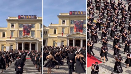 İzmir Atatürk Lisesi öğrencilerinden Cumhuriyet'in 100. yılına özel vals gösterisi beğeni topladı