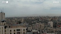 Gaza, il fumo si alza sui tetti della citta' dopo l' ennesimo bombardamento israeliano
