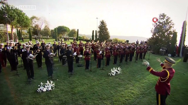 İstanbul Boğazı'nda donanma tarihinin en büyük geçit töreni düzenlendi
