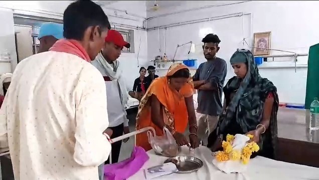 अंधविश्वास : भर्ती मरीजों की चिंता नहीं, ढोल बजाते हुए पहुंचे 'मृतात्मा' को लेने