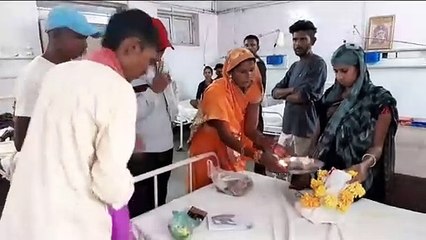 अंधविश्वास : भर्ती मरीजों की चिंता नहीं, ढोल बजाते हुए पहुंचे 'मृतात्मा' को लेने